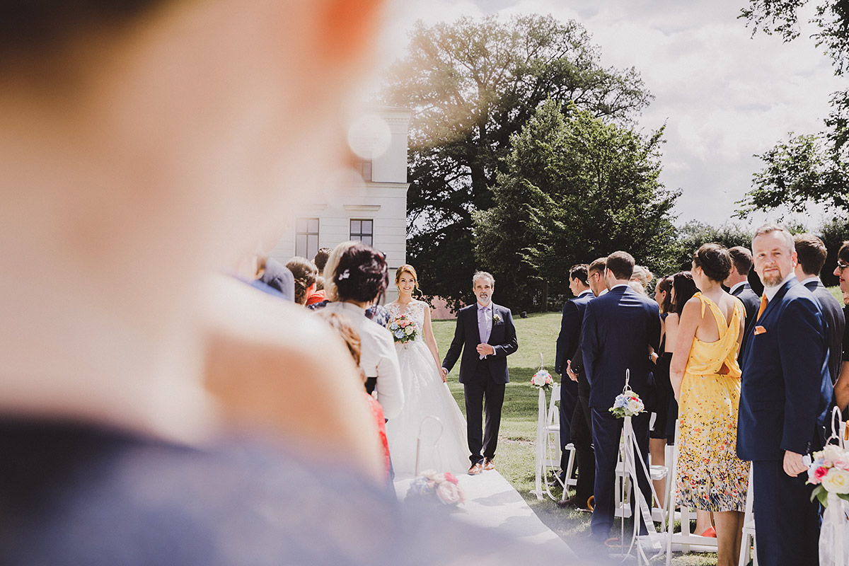 Einzug der Braut bei Sommerhochzeit - Landgut Stober Hochzeitsfotograf © www.hochzeitslicht.de