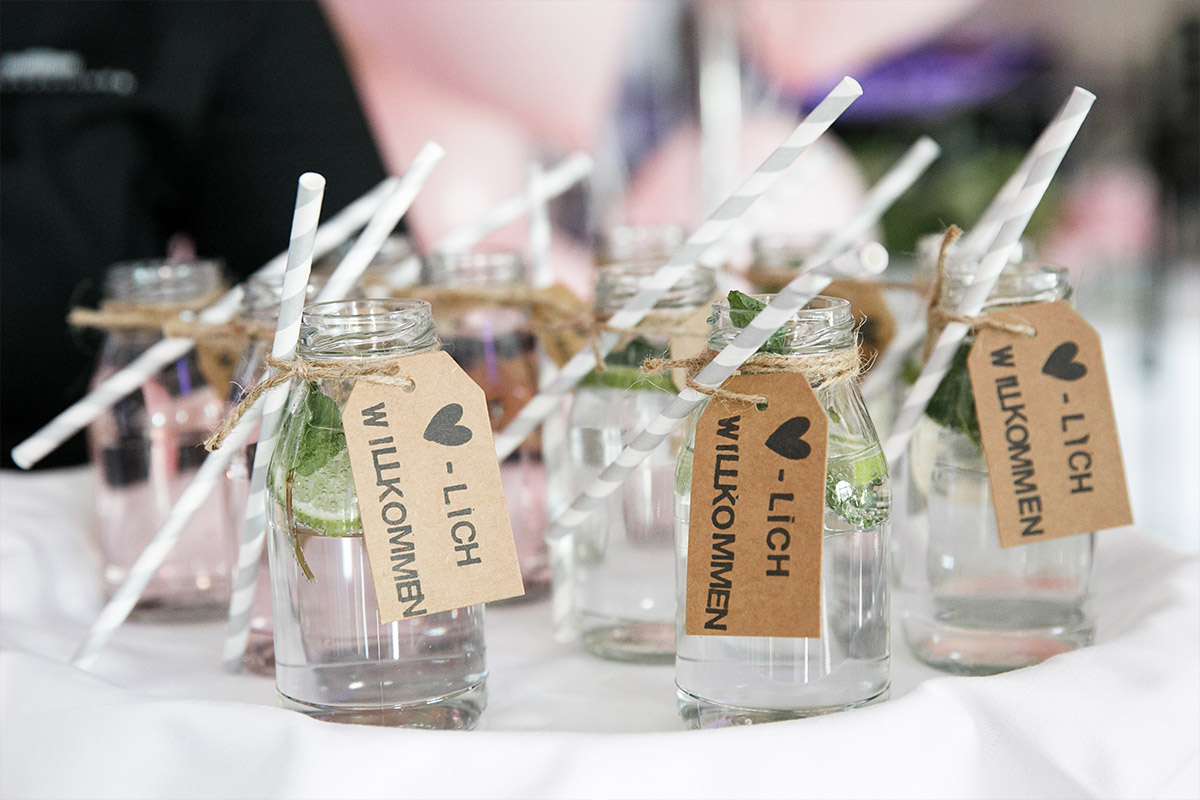 Willkommen-Drinks in Mason Jars bei Sommerhochzeit - Spreespeicher Hochzeitsfotograf © www.hochzeitslicht.de