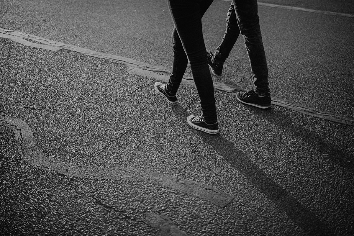 kreatives Paarfoto bei urbanem Paarfotoshooting - Paarfotos Berlin Hochzeitsfotograf © www.hochzeitslicht.de