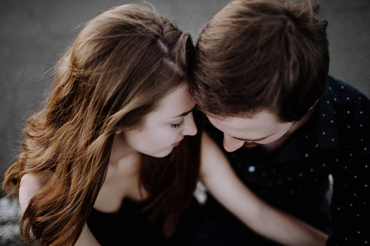 verträumtes Paarfoto - Paarfotos Berlin Hochzeitsfotograf © www.hochzeitslicht.de