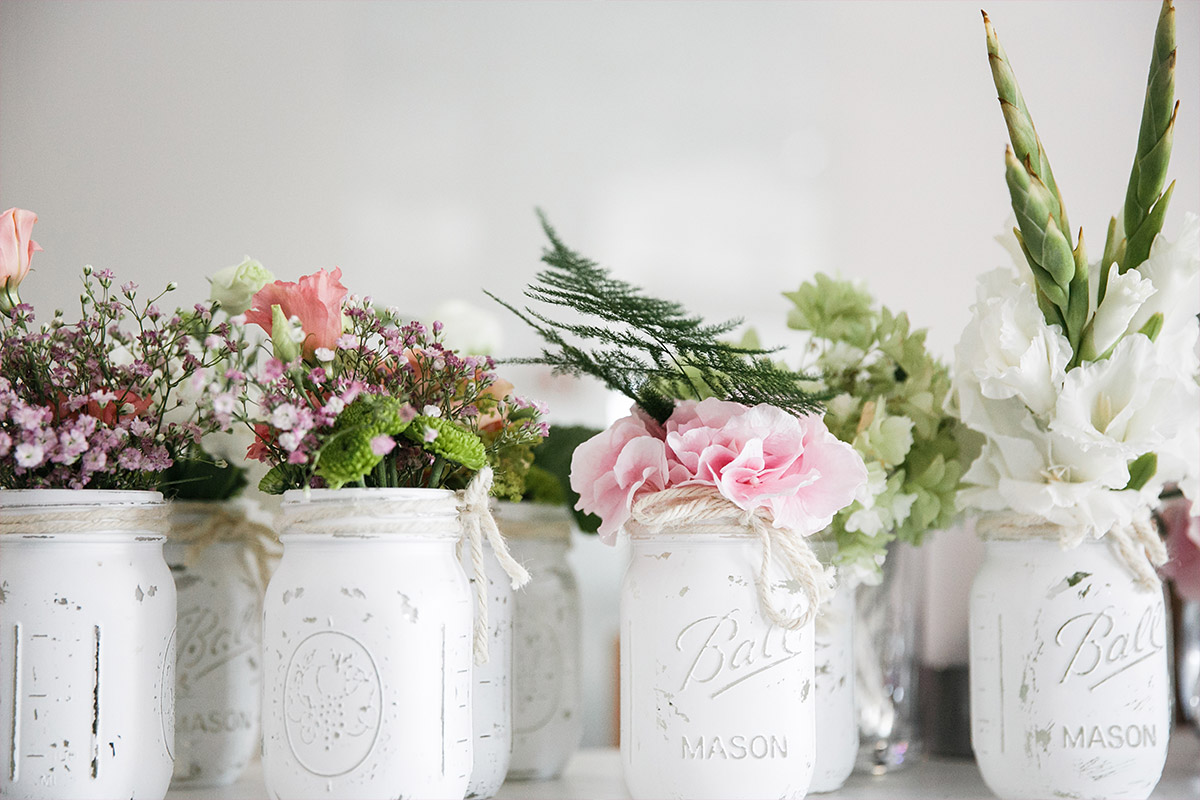 Blumendekoration in Mason Jars bei Sommerhochzeit - Spreespeicher Hochzeitsfotograf © www.hochzeitslicht.de