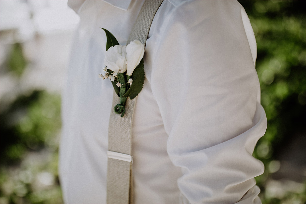 Detailfoto Ansteckstrauß Bräutigam - Strandhochzeit Seychellen Hochzeitsfotograf © www.hochzeitslicht.de