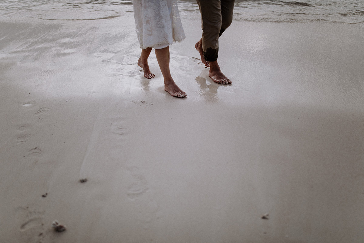 modernes Brautpaarfoto bei Elopement Hochzeit Seychellen - Strandhochzeit Seychellen Hochzeitsfotograf © www.hochzeitslicht.de