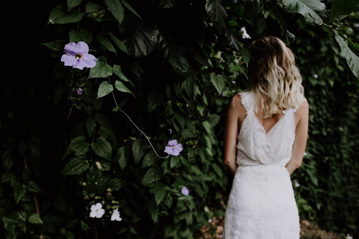 verträumtes Hochzeitsfoto der Braut mit exotischen Blumen - Strandhochzeit Seychellen Hochzeitsfotograf © www.hochzeitslicht.de