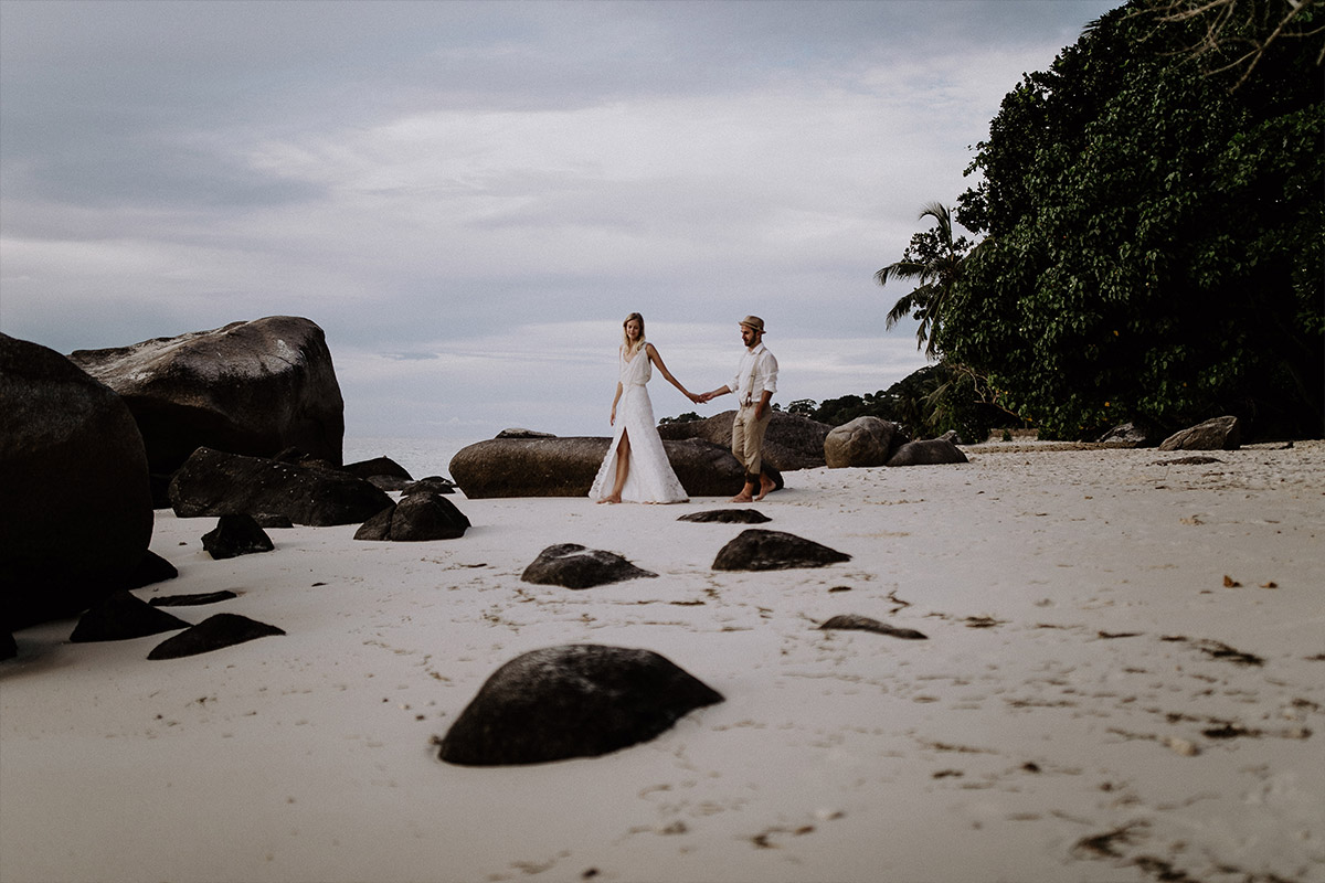 Hochzeits-Fotoshooting am Meer - Strandhochzeit Seychellen Hochzeitsfotograf © www.hochzeitslicht.de