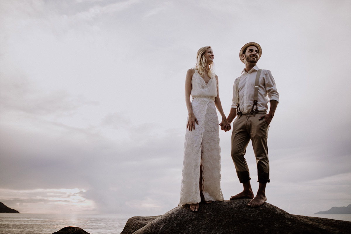 Brautpaar Elopement Seychellen - Strandhochzeit Seychellen Hochzeitsfotograf © www.hochzeitslicht.de