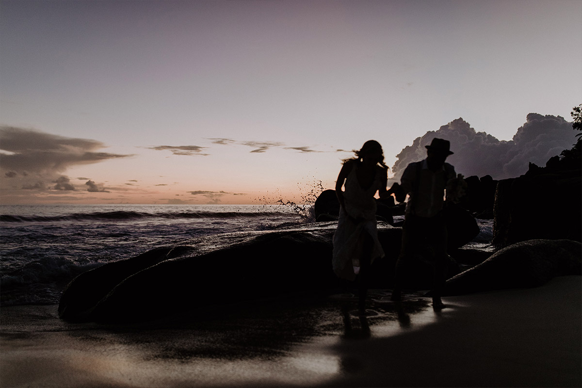 exotische Elopement Hochzeit - Strandhochzeit Seychellen Hochzeitsfotograf © www.hochzeitslicht.de