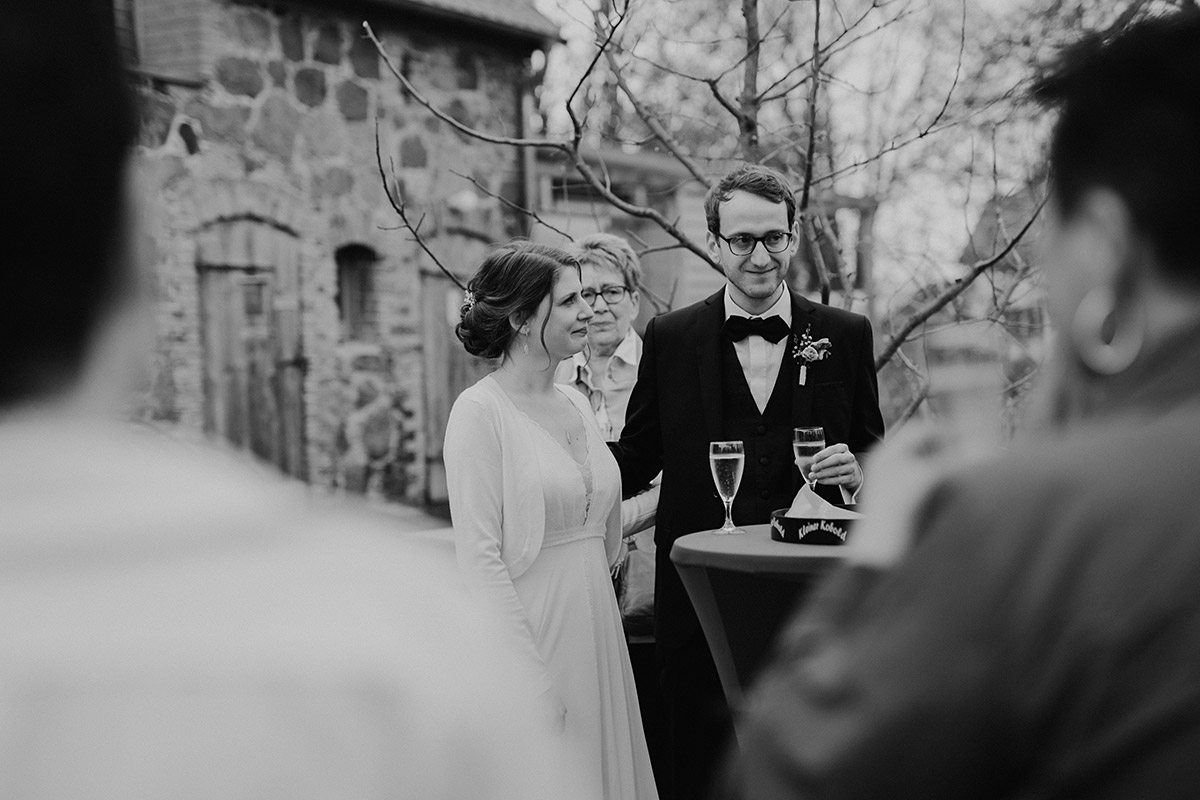 Hochzeitsreportage von Sektempfang bei Scheunenhochzeit - Ferienscheune Barnimer Feldmark Hochzeitsfotograf © www.hochzeitslicht.de