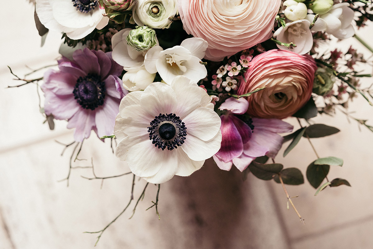 Brautstrauß aus Frühlingsblumen in Pastelltönen - Ferienscheune Barnimer Feldmark Hochzeitsfotograf © www.hochzeitslicht.de