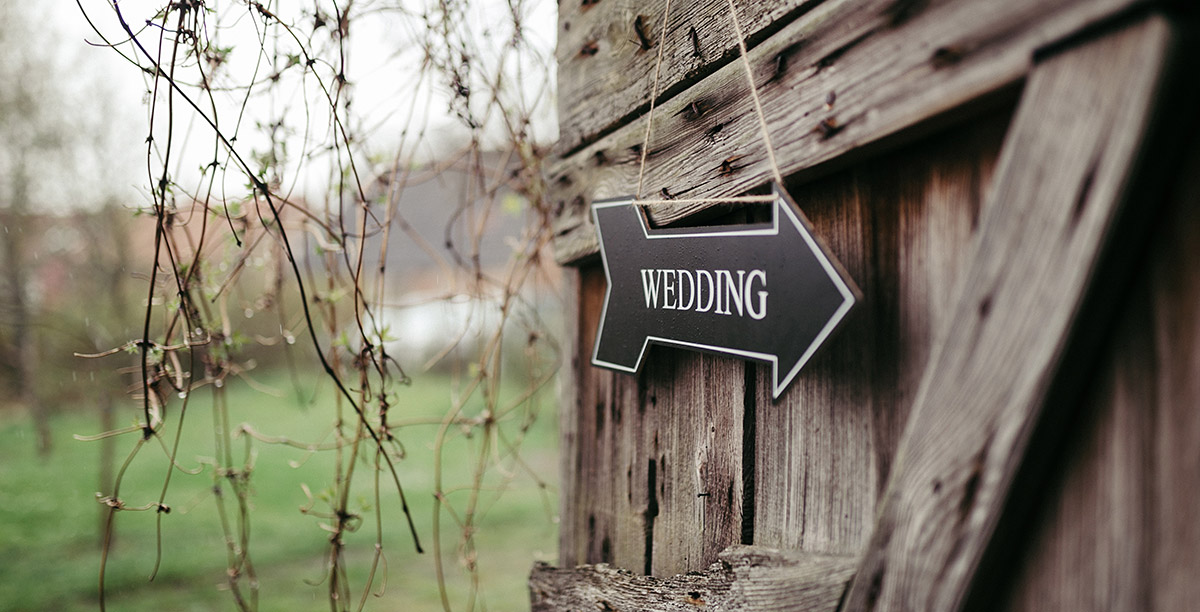 Schild bei ländlicher Scheunenhochzeit - Ferienscheune Barnimer Feldmark Hochzeitsfotograf © www.hochzeitslicht.de