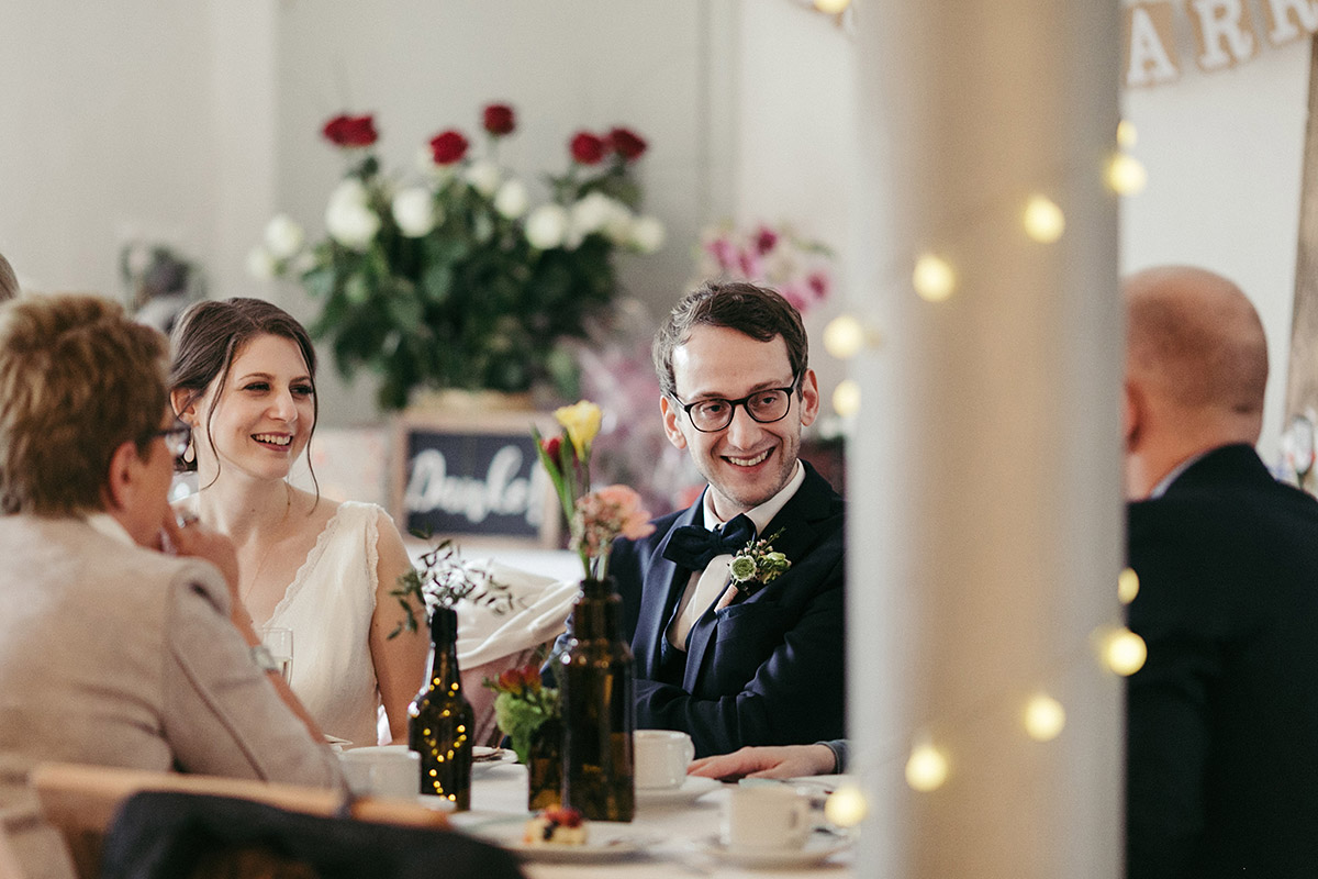 ungestelltes Hochzeitsreportagefoto von Brautpaar bei Scheunenhochzeit - Ferienscheune Barnimer Feldmark Hochzeitsfotograf © www.hochzeitslicht.de