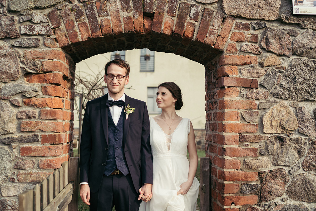 Brautpaar bei Scheunenhochzeit - Ferienscheune Barnimer Feldmark Hochzeitsfotograf © www.hochzeitslicht.de