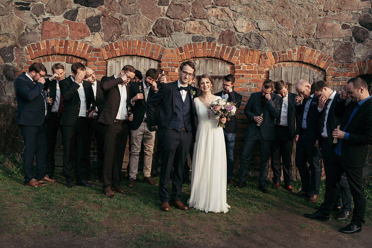 Gruppenfoto von Brautpaar mit männlichen Hochzeitsgästen - Ferienscheune Barnimer Feldmark Hochzeitsfotograf © www.hochzeitslicht.de