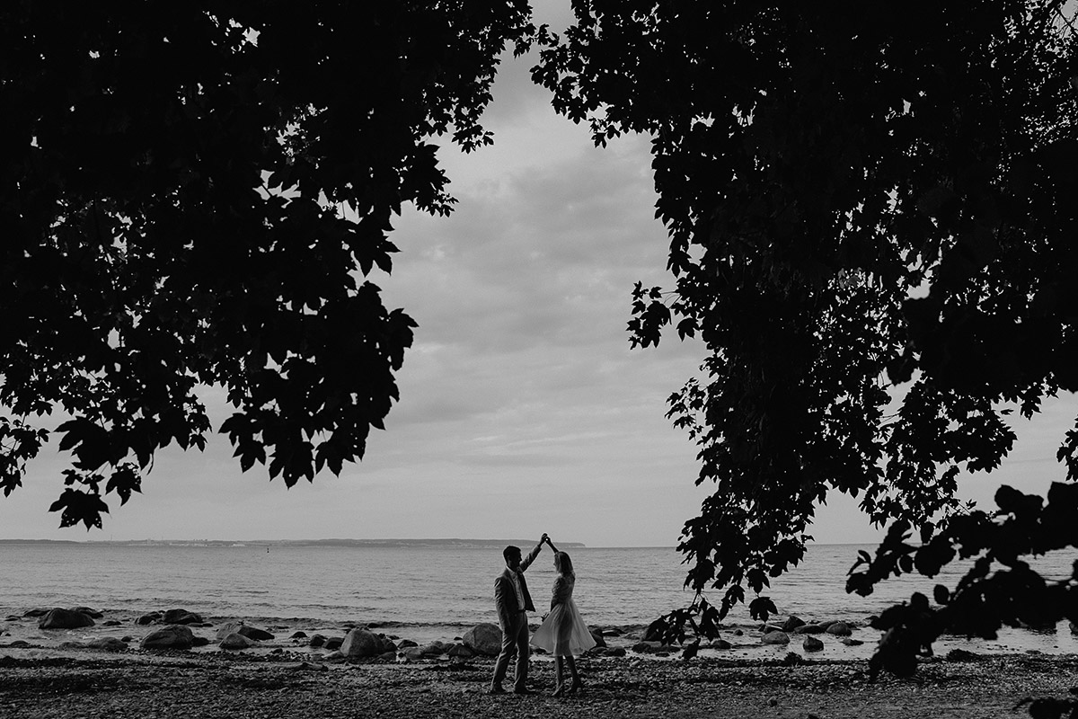 Braut und Bräutigam am Strand der Ostsee - Rügen Hochzeitsfotograf © www.hochzeitslicht.de