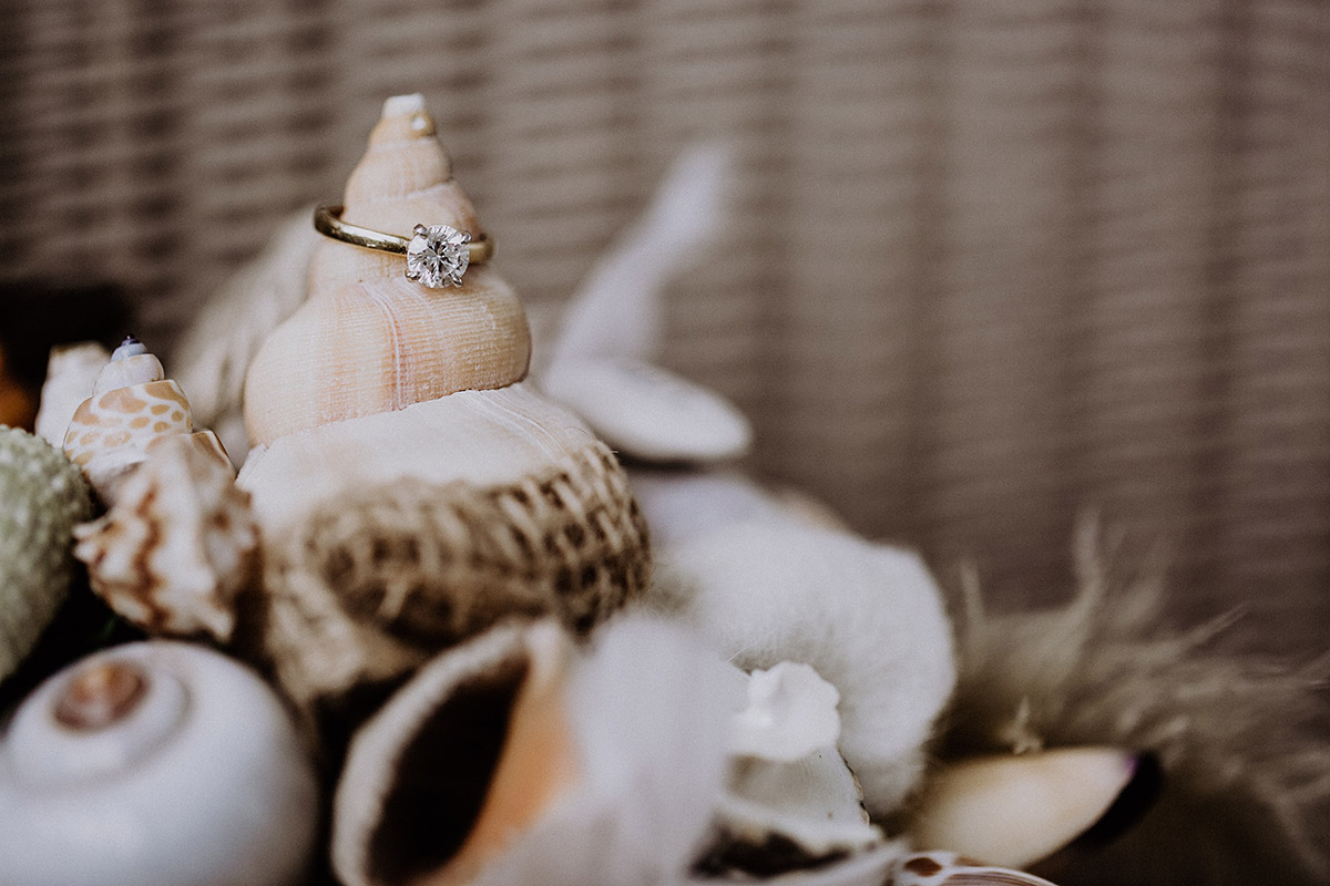 Detailfoto Ring bei maritimer Hochzeit an der Ostsee - Rügen Hochzeitsfotograf © www.hochzeitslicht.de