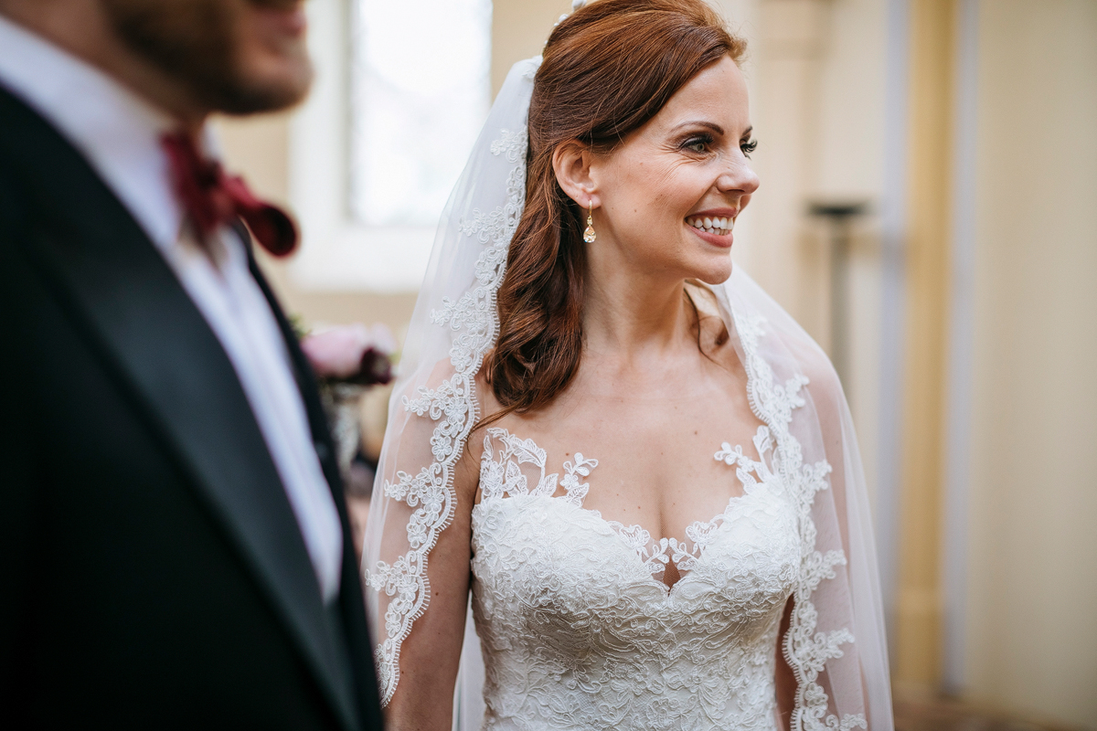 ungestelltes Hochzeitsfoto von Braut bei Trauung in Alter Neuendorfer Kirche Potsdam - Ermelerhaus Hochzeitsfotograf © www.hochzeitslicht.de ungestelltes Hochzeitsfoto von Braut bei Trauung in Alter Neuendorfer Kirche Potsdam - Ermelerhaus Hochzeitsfotograf © www.hochzeitslicht.de