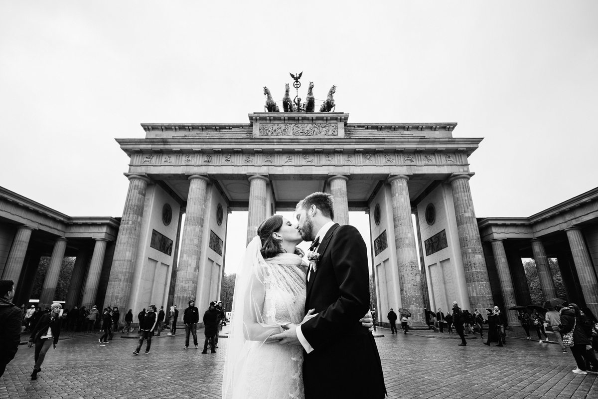 Brautpaarfoto am Brandenburger Tor bei Berlinhochzeit - Ermelerhaus Hochzeitsfotograf © www.hochzeitslicht.de