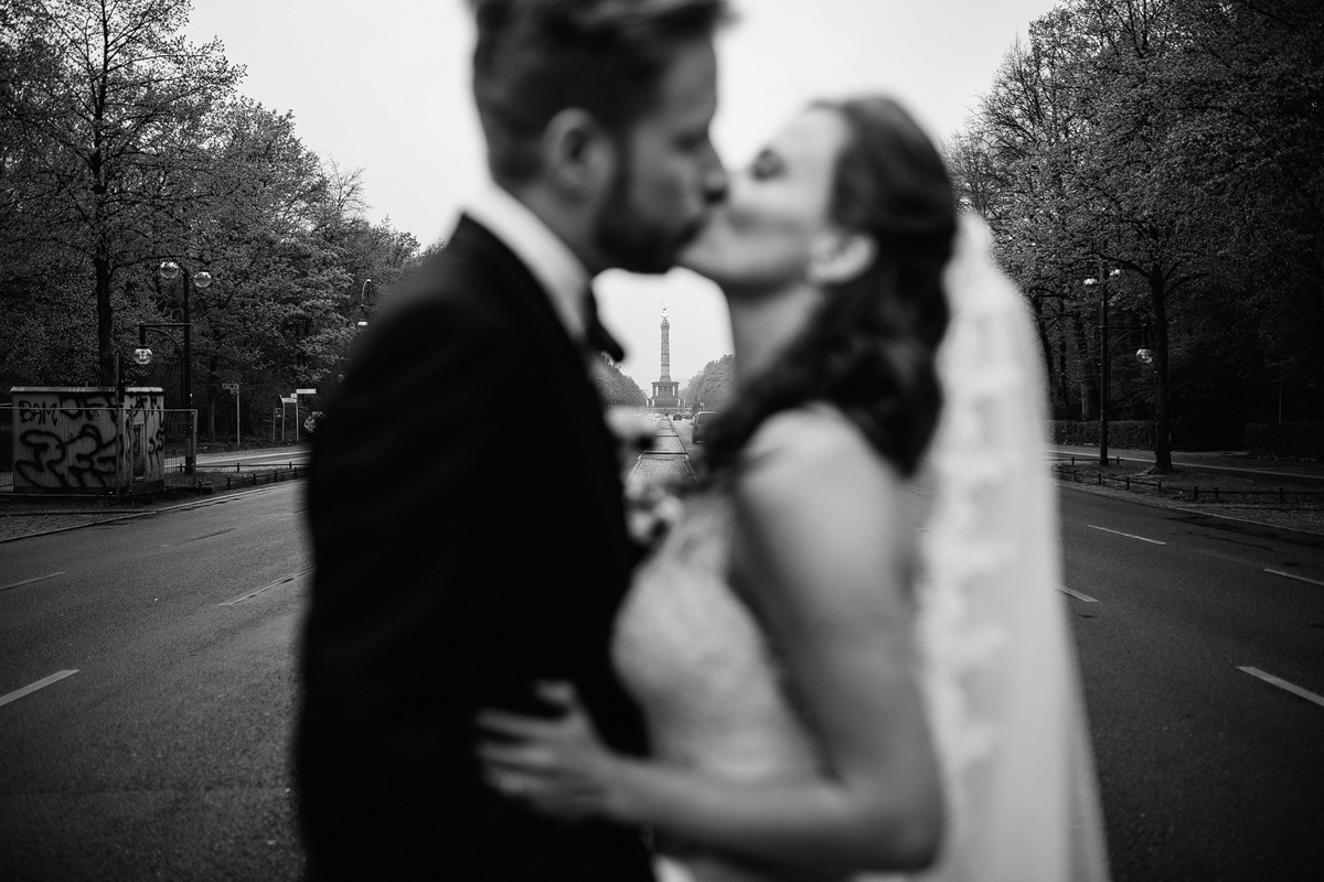 romantisches Hochzeitsfoto bei Berlin-Mitte-Hochzeit - Ermelerhaus Hochzeitsfotograf © www.hochzeitslicht.de romantisches Hochzeitsfoto bei Berlin-Mitte-Hochzeit - Ermelerhaus Hochzeitsfotograf © www.hochzeitslicht.de