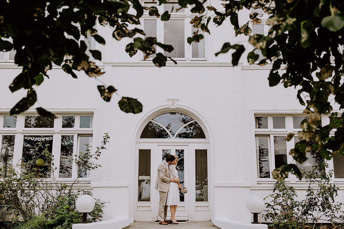 verliebtes Brautpaarfoto in Binz - Rügen Hochzeitsfotograf © www.hochzeitslicht.de