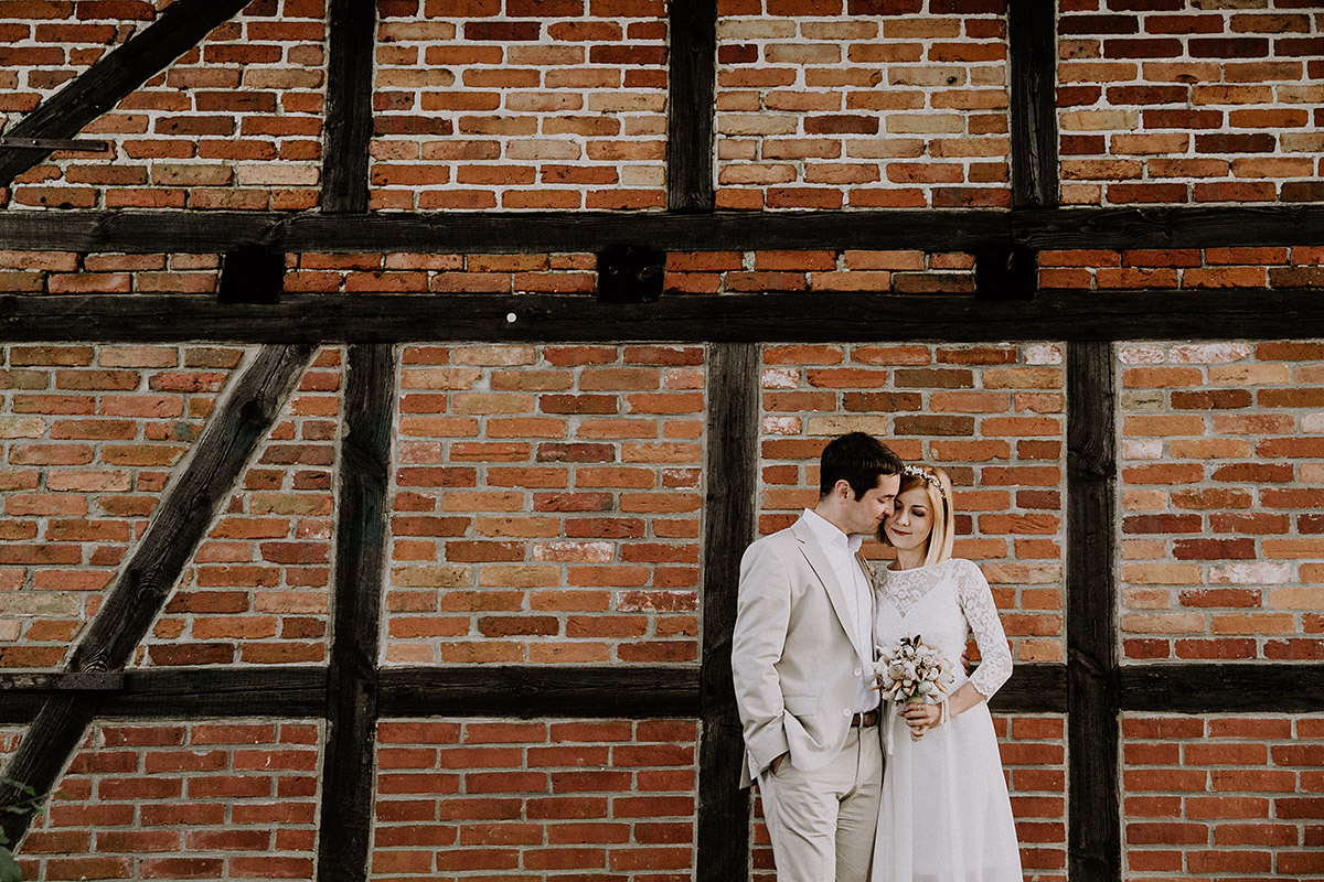 Hochzeitsfoto Brautpaar vor Fachwerkhaus bei Ostsee-Hochzeit - Rügen Hochzeitsfotograf © www.hochzeitslicht.de