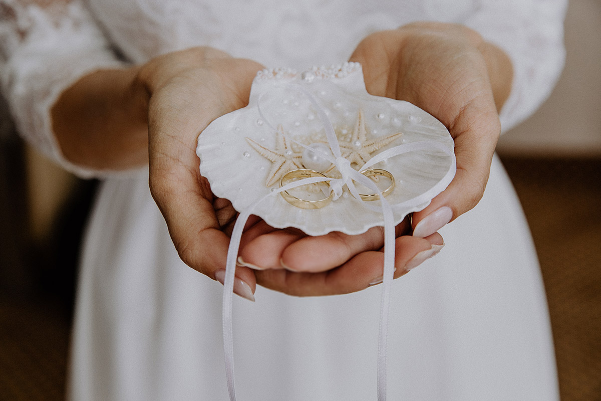 Hochzeitsfoto Ringschale Muschel mit Seesternen und Perle bei maritimer Hochzeit - Rügen Hochzeitsfotograf