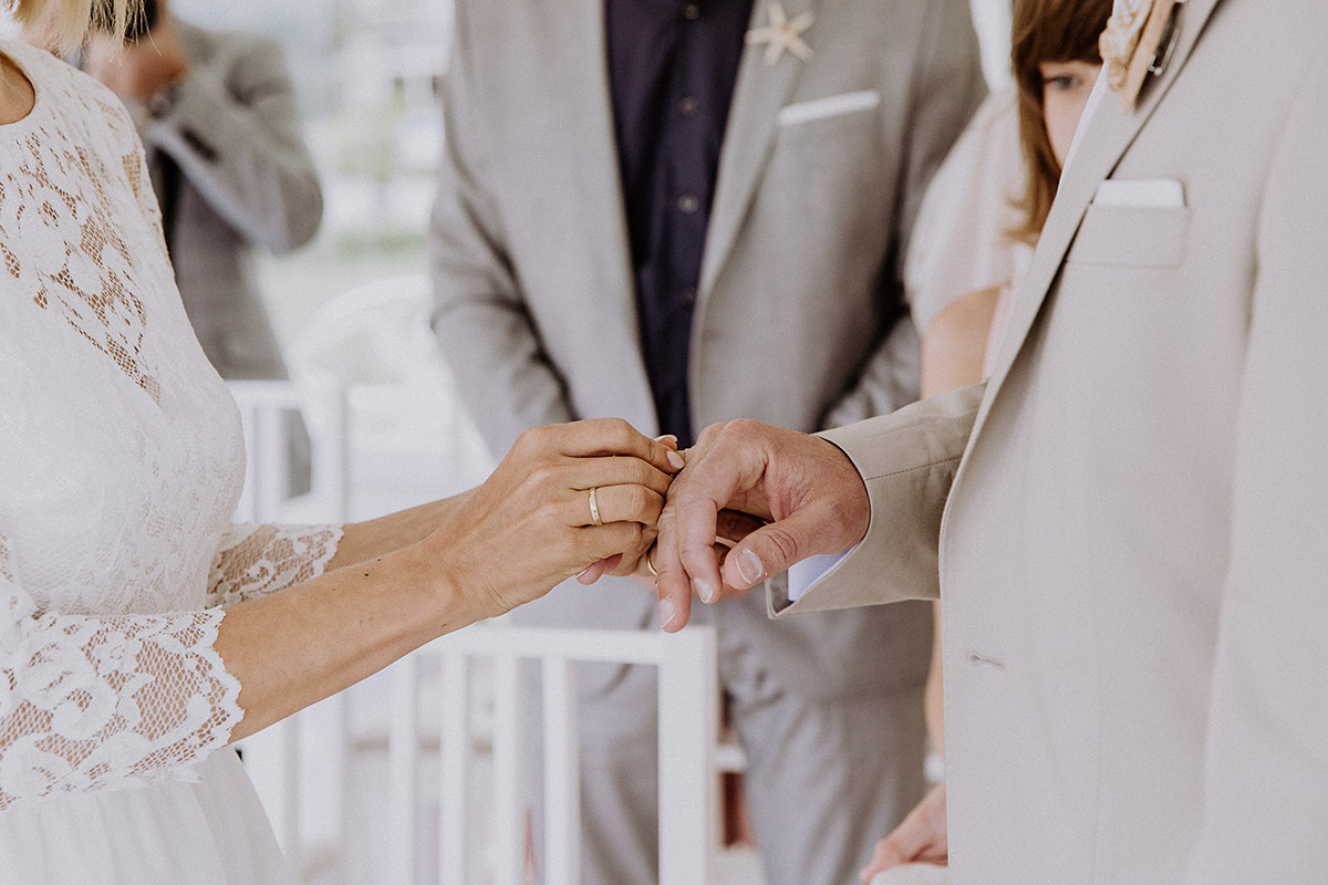 Hochzeitsfoto vom Ringtausch bei standesamtlicher Hochzeit Müther-Turm Binz- Rügen Hochzeitsfotograf © www.hochzeitslicht.de