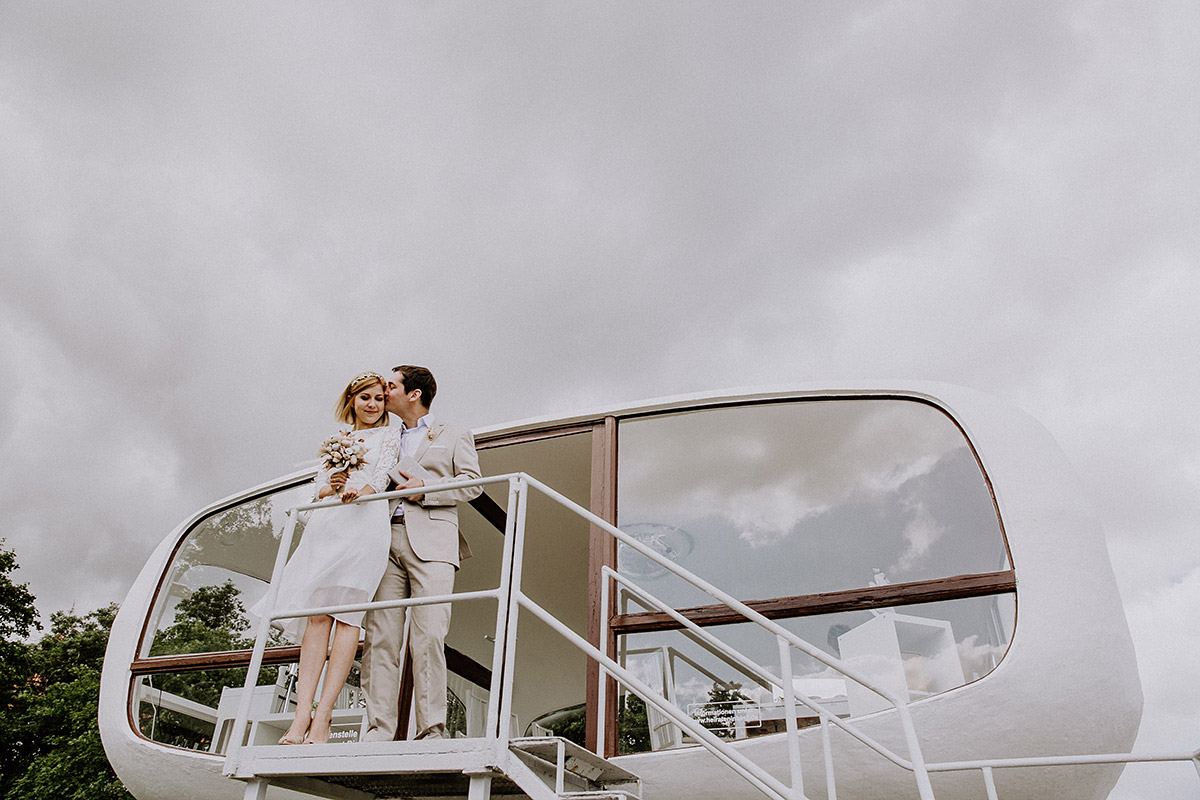 Brautpaar bei Hochzeit im ehemaligen Rettungsturm Müther-Turm Binz - Rügen Hochzeitsfotograf © www.hochzeitslicht.de