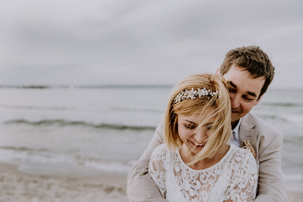 verspieltes Brautpaarfoto am Strand - Rügen Hochzeitsfotograf © www.hochzeitslicht.de