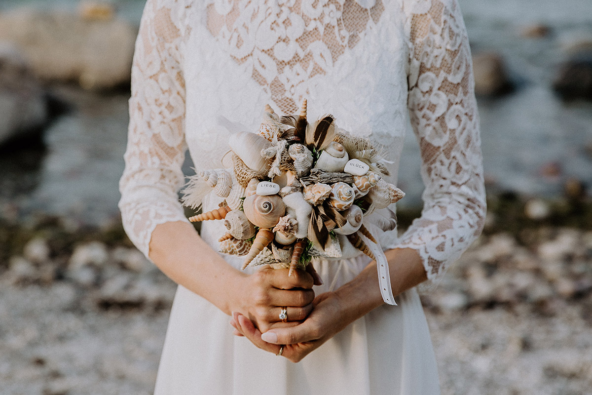 extravaganter Brautstrauß aus Muscheln, Schnecken, Seesternen und Steinen bei Ostseehochzeit - Rügen Hochzeitsfotograf © www.hochzeitslicht.de