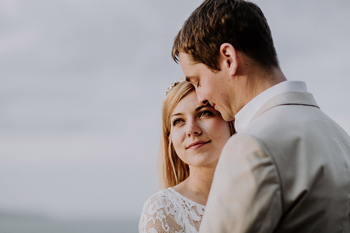 verträumtes Brautpaarfoto bei Hochzeit an der Ostsee - Rügen Hochzeitsfotograf © www.hochzeitslicht.de