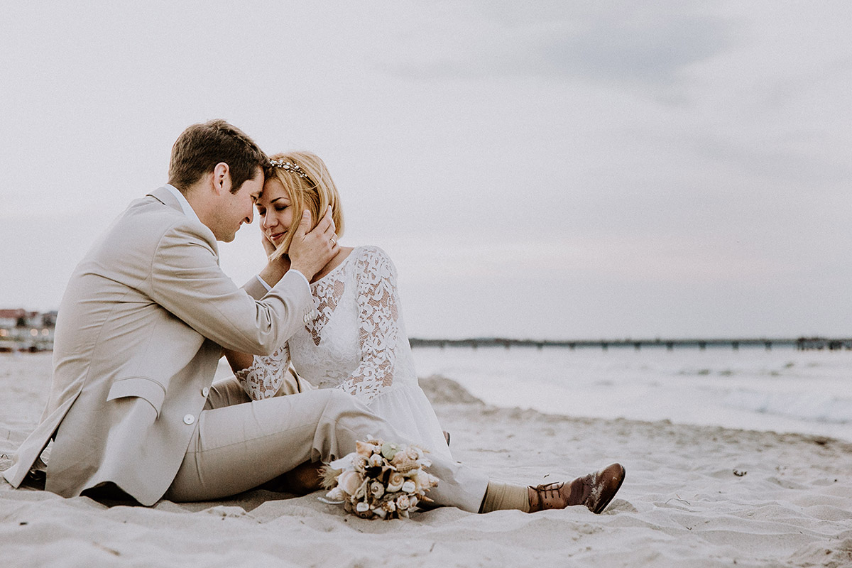 Braut und Bräutigam am Strand - Rügen Hochzeitsfotograf © www.hochzeitslicht.de