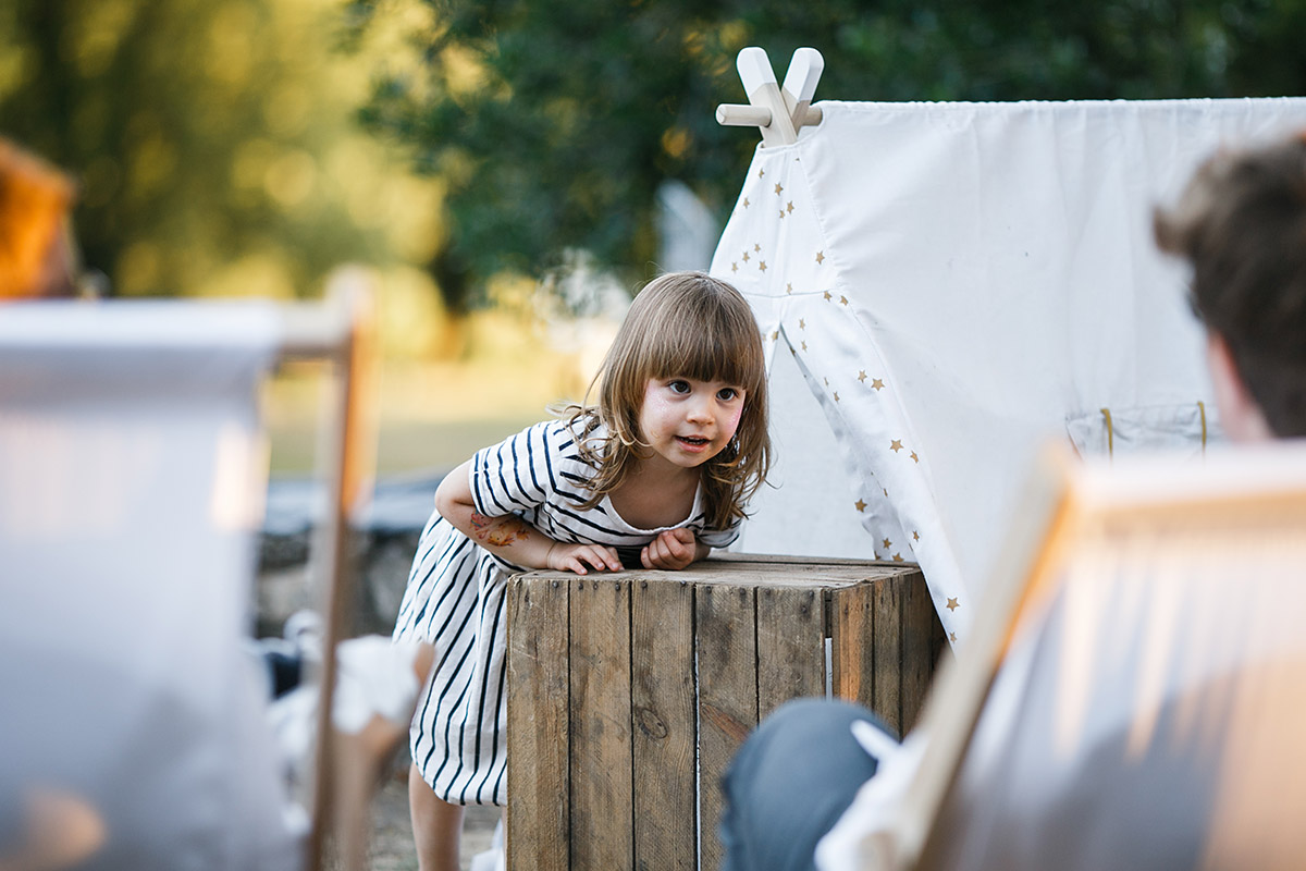 Mädchen bei entspannter Sommerhochzeit - Schloss Marquardt Hochzeitsfotograf Potsdam © www.hochzeitslicht.de