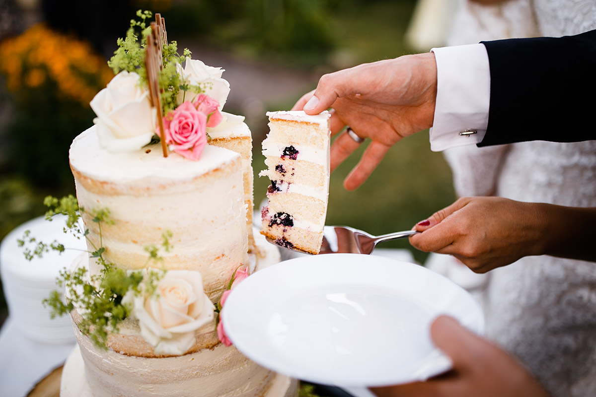 Anschneiden DIY Hochzeitstorte - Gartenhochzeit Berlin Hochzeitsfotograf © www.hochzeitslicht.de