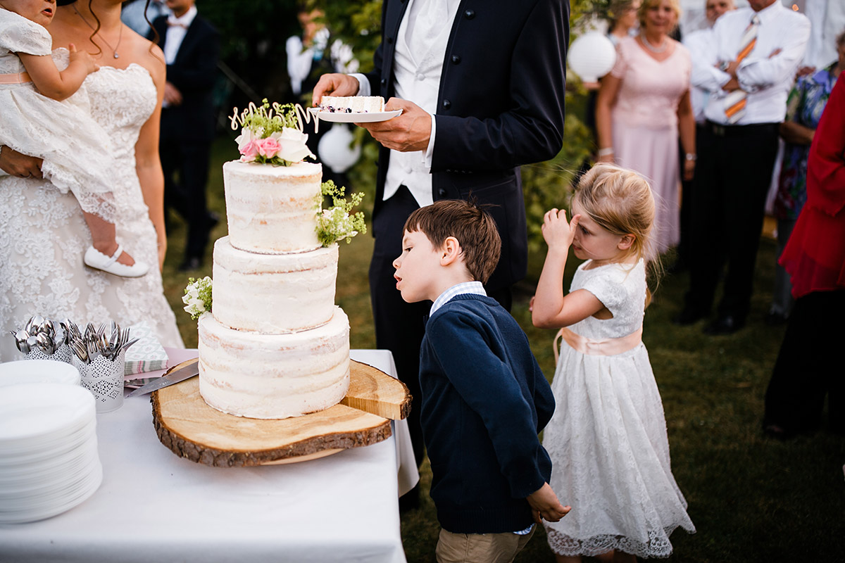 Kinder bestaunen Hochzeitstorte - Gartenhochzeit Berlin Hochzeitsfotograf © www.hochzeitslicht.de