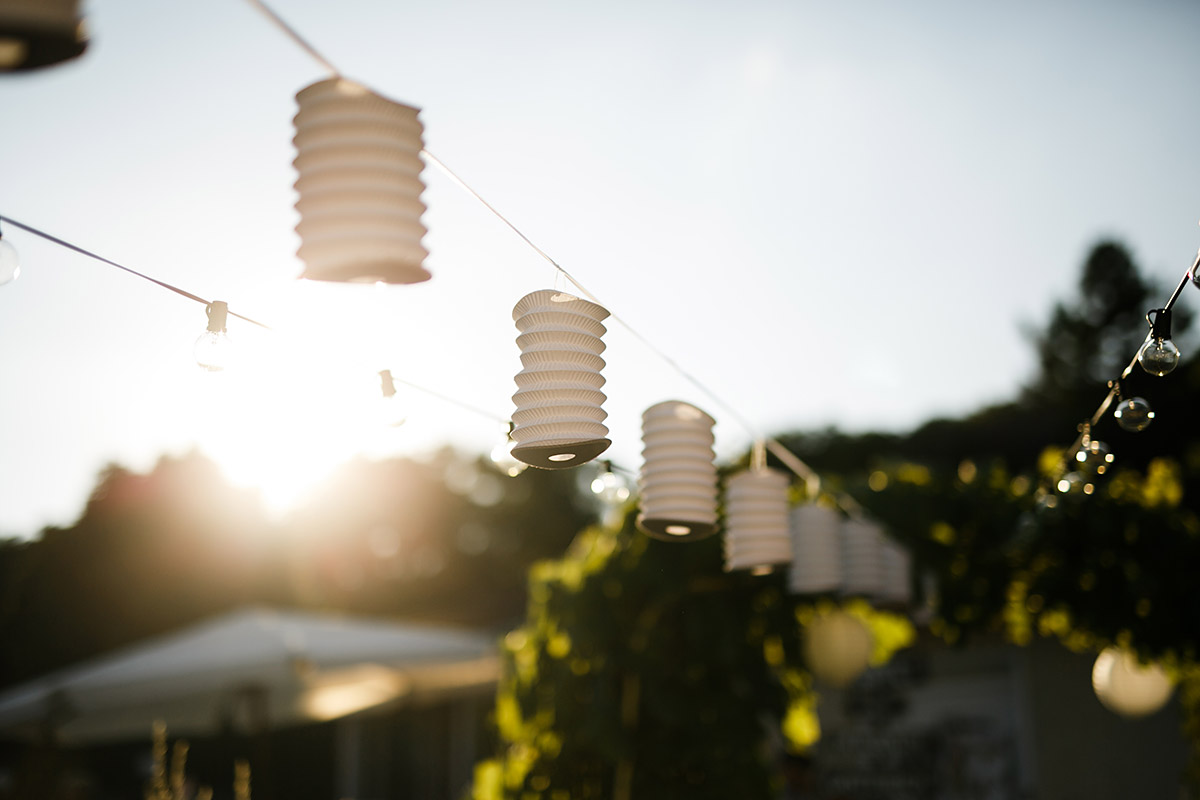 Lampions im Abendlicht - Gartenhochzeit Berlin Hochzeitsfotograf © www.hochzeitslicht.de