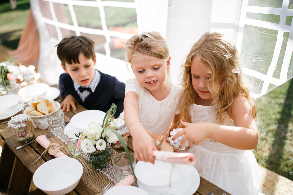 Kindertisch bei Sommerhochzeit - Gartenhochzeit Berlin Hochzeitsfotograf © www.hochzeitslicht.de