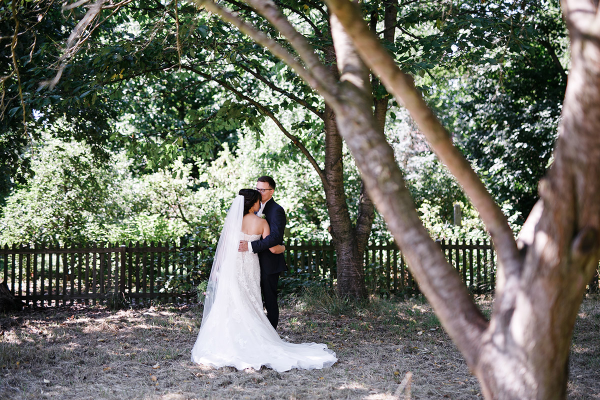 Brautpaar bei Sommerhochzeit Berlin - Gartenhochzeit Berlin Hochzeitsfotograf © www.hochzeitslicht.de