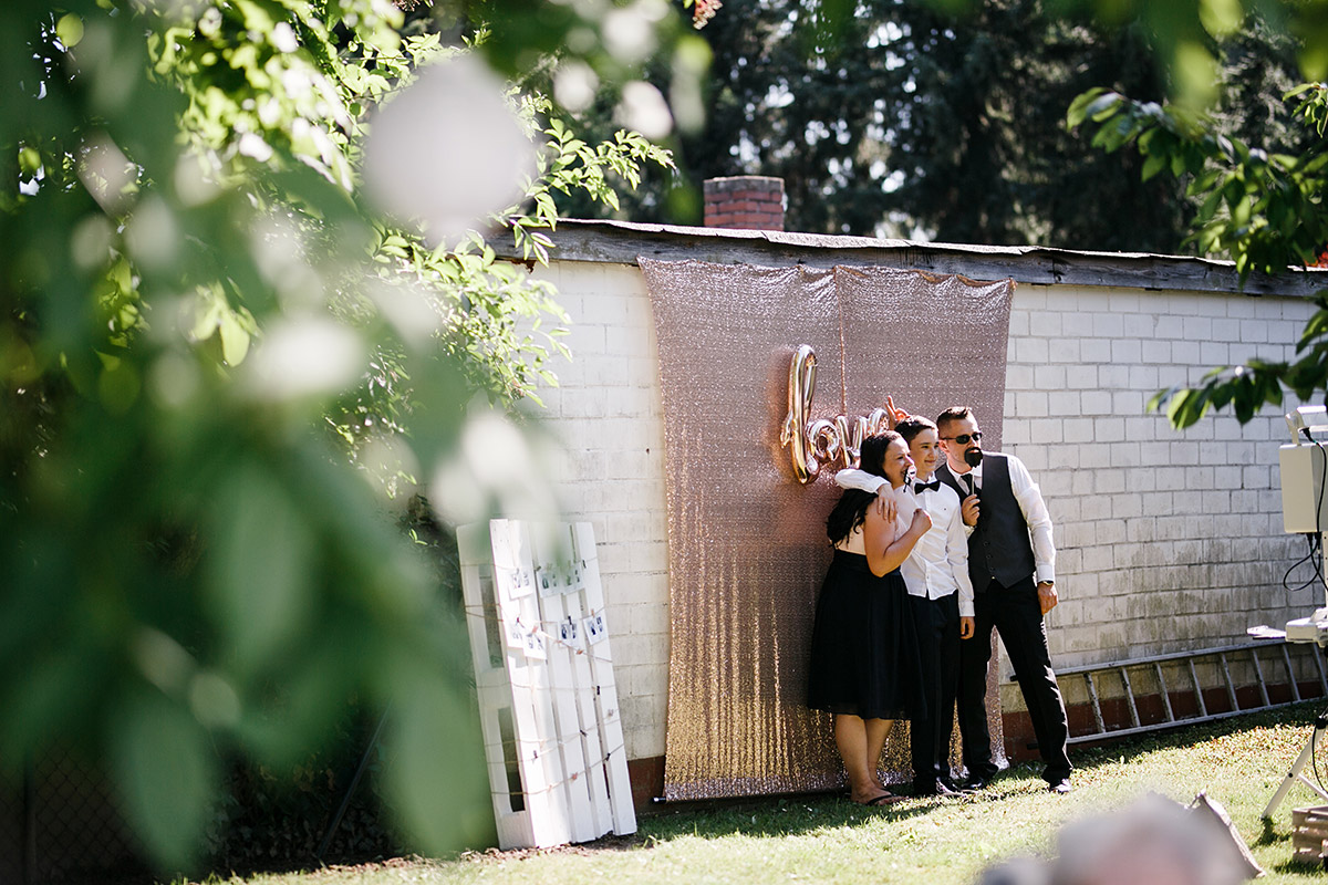 DIY Photobooth Hintergrund Sommerhochzeit - Gartenhochzeit Berlin Hochzeitsfotograf © www.hochzeitslicht.de