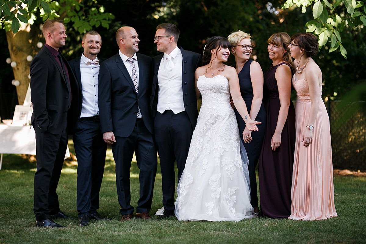 Gruppenfoto elegante Sommerhochzeit - Gartenhochzeit Berlin Hochzeitsfotograf © www.hochzeitslicht.de