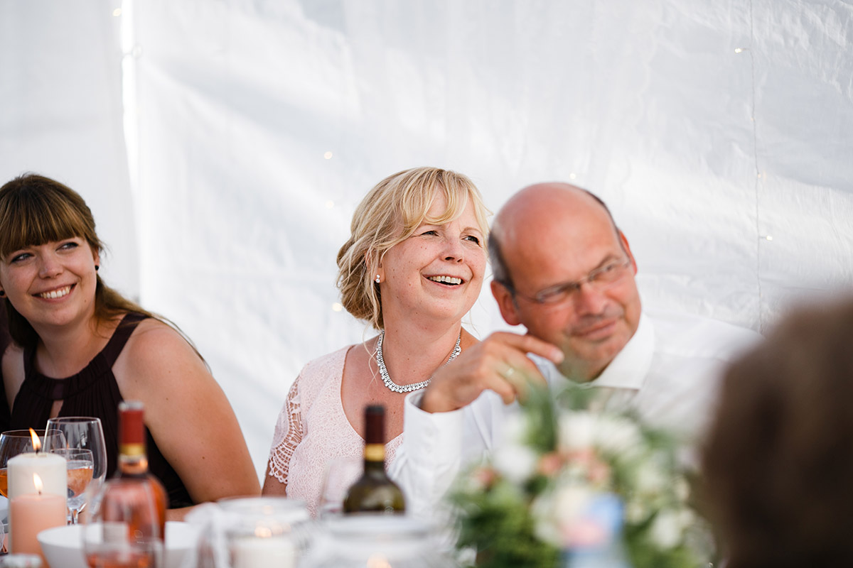 Hochzeitsreportagefoto von Gästen - Gartenhochzeit Berlin Hochzeitsfotograf © www.hochzeitslicht.de