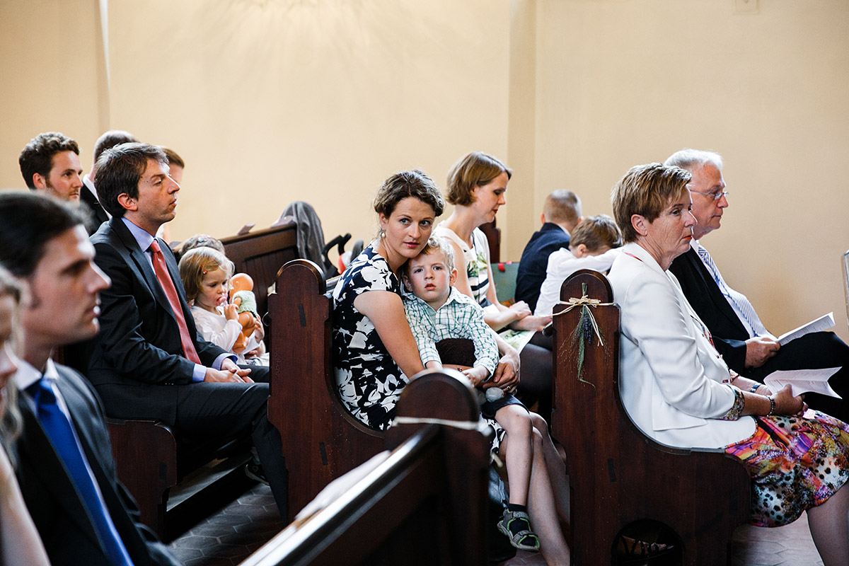 Hochzeitsfoto Hochzeitsgesellschaft Trauung in Dorfkirche Marquardt- Schloss Marquardt Hochzeitsfotograf Potsdam © www.hochzeitslicht.de