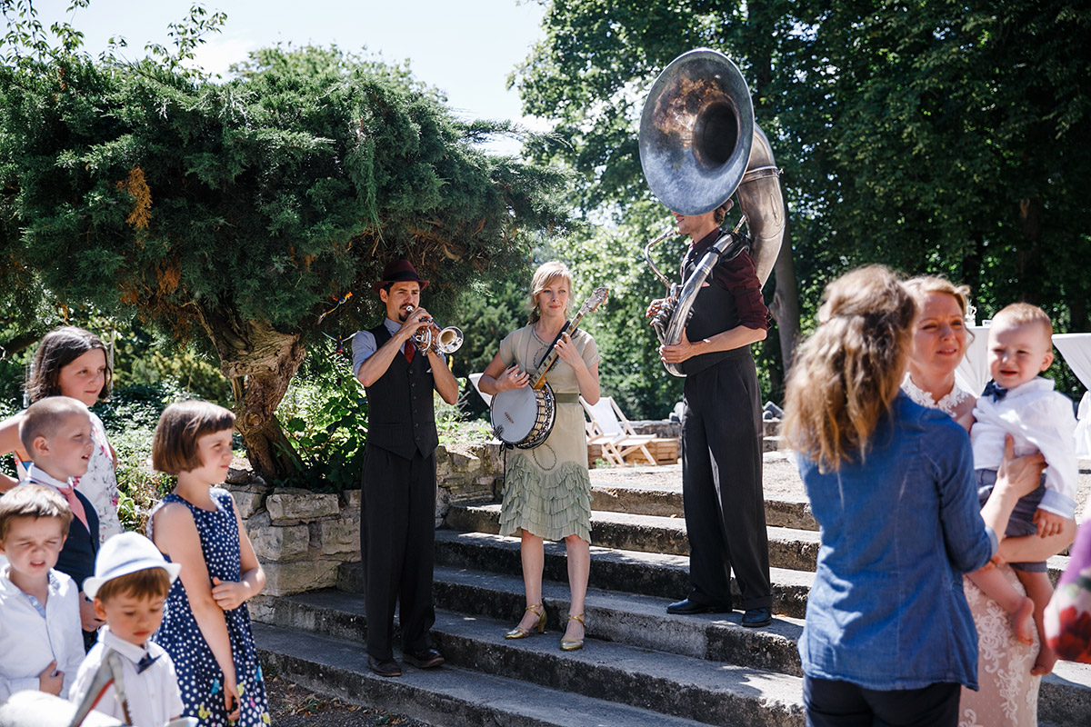 Hochzeitsreportagefoto Sektempfang mit Jazzband - Schloss Marquardt Hochzeitsfotograf Potsdam © www.hochzeitslicht.de