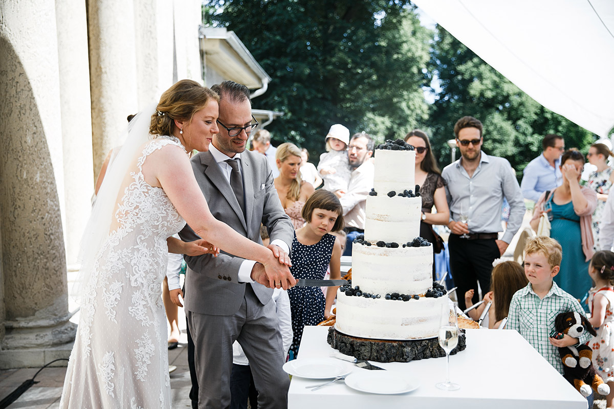 Hochzeitsfotos Anschneiden Hochzeitstorte - Schloss Marquardt Hochzeitsfotograf Potsdam © www.hochzeitslicht.de