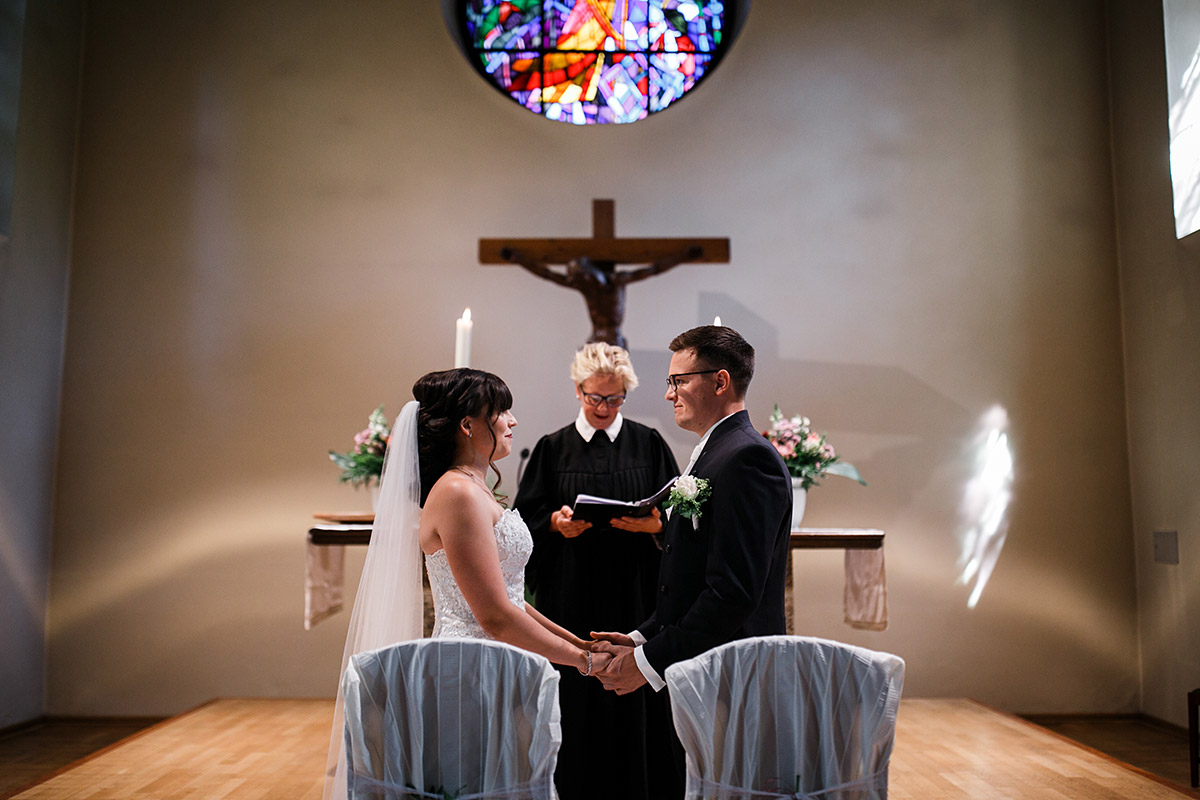 Ja-Wort bei kirchlicher Trauung Dorfkirche Rudow - Gartenhochzeit Berlin Hochzeitsfotograf © www.hochzeitslicht.de