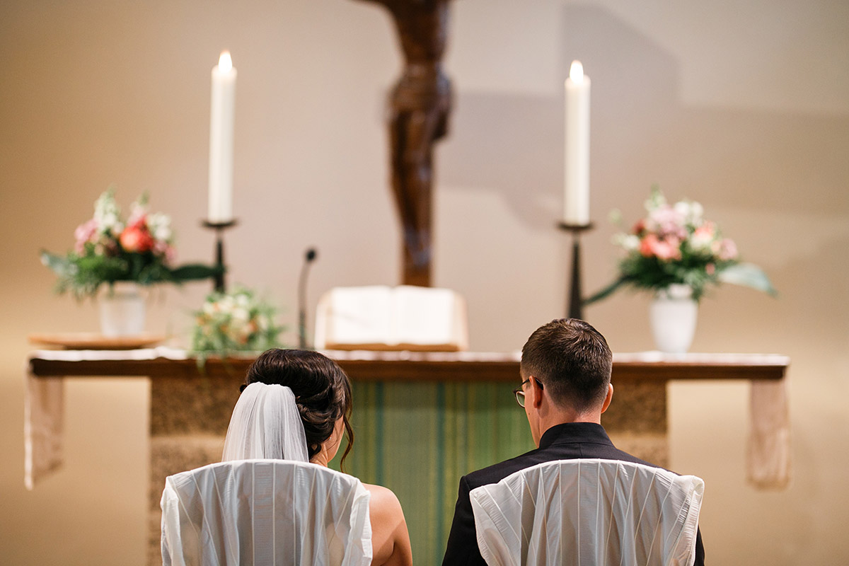 Hochzeitsreportagefoto Brautpaar bei kirchlicher Trauung Dorfkirche Rudow - Gartenhochzeit Berlin Hochzeitsfotograf © www.hochzeitslicht.de