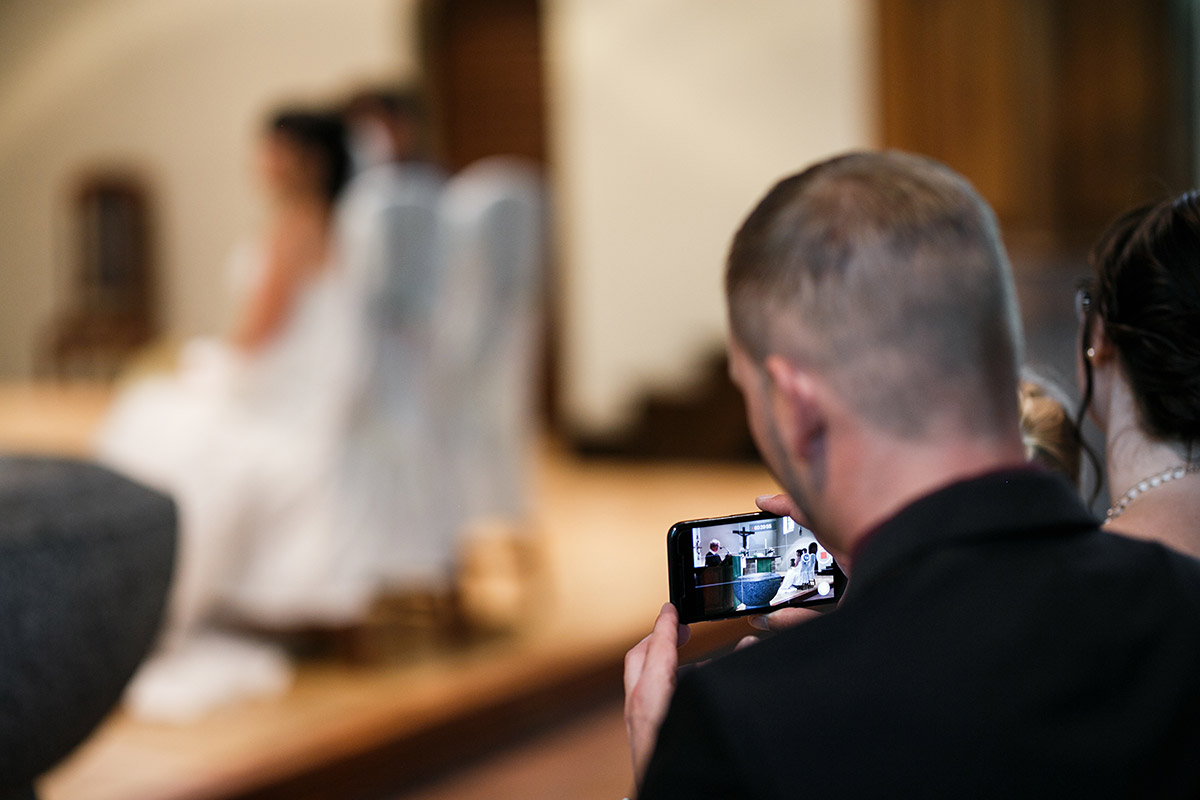 Hochzeitsreportagefoto Trauung Dorfkirche Rudow - Gartenhochzeit Berlin Hochzeitsfotograf © www.hochzeitslicht.de