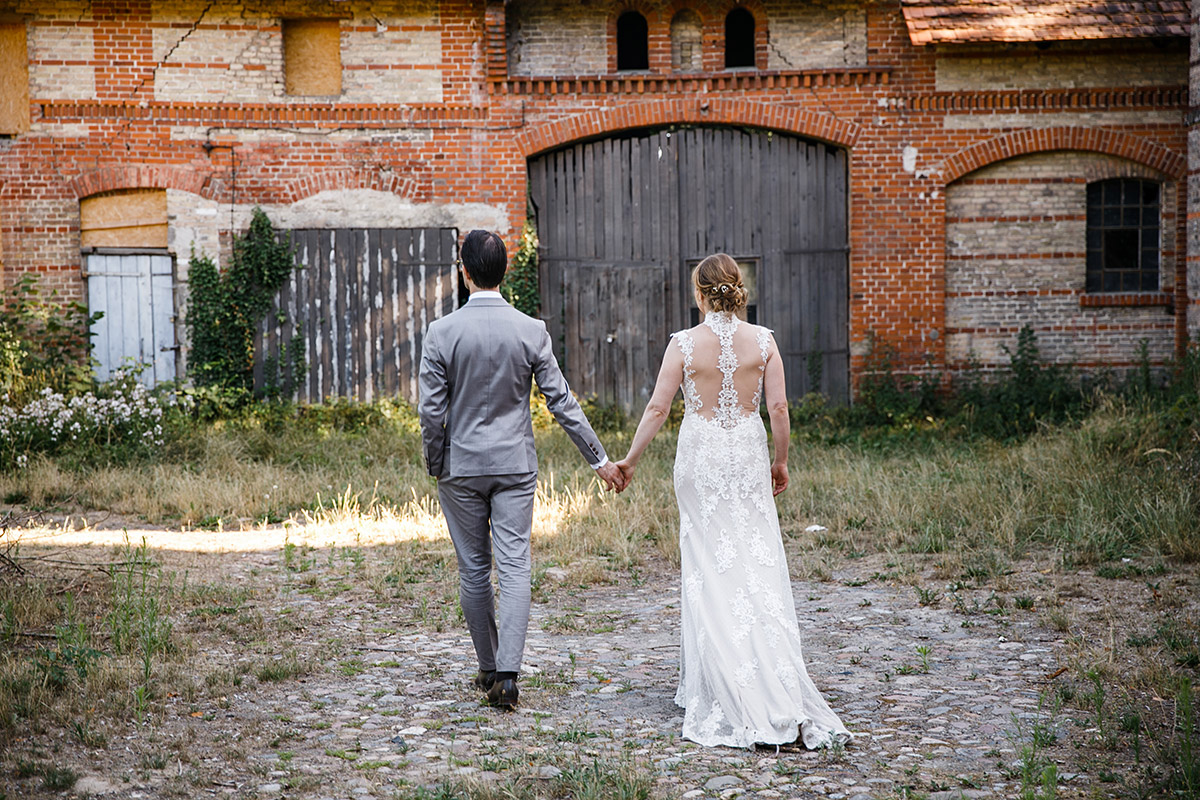 Brautpaarfoto an Scheune - Schloss Marquardt Hochzeitsfotograf Potsdam © www.hochzeitslicht.de