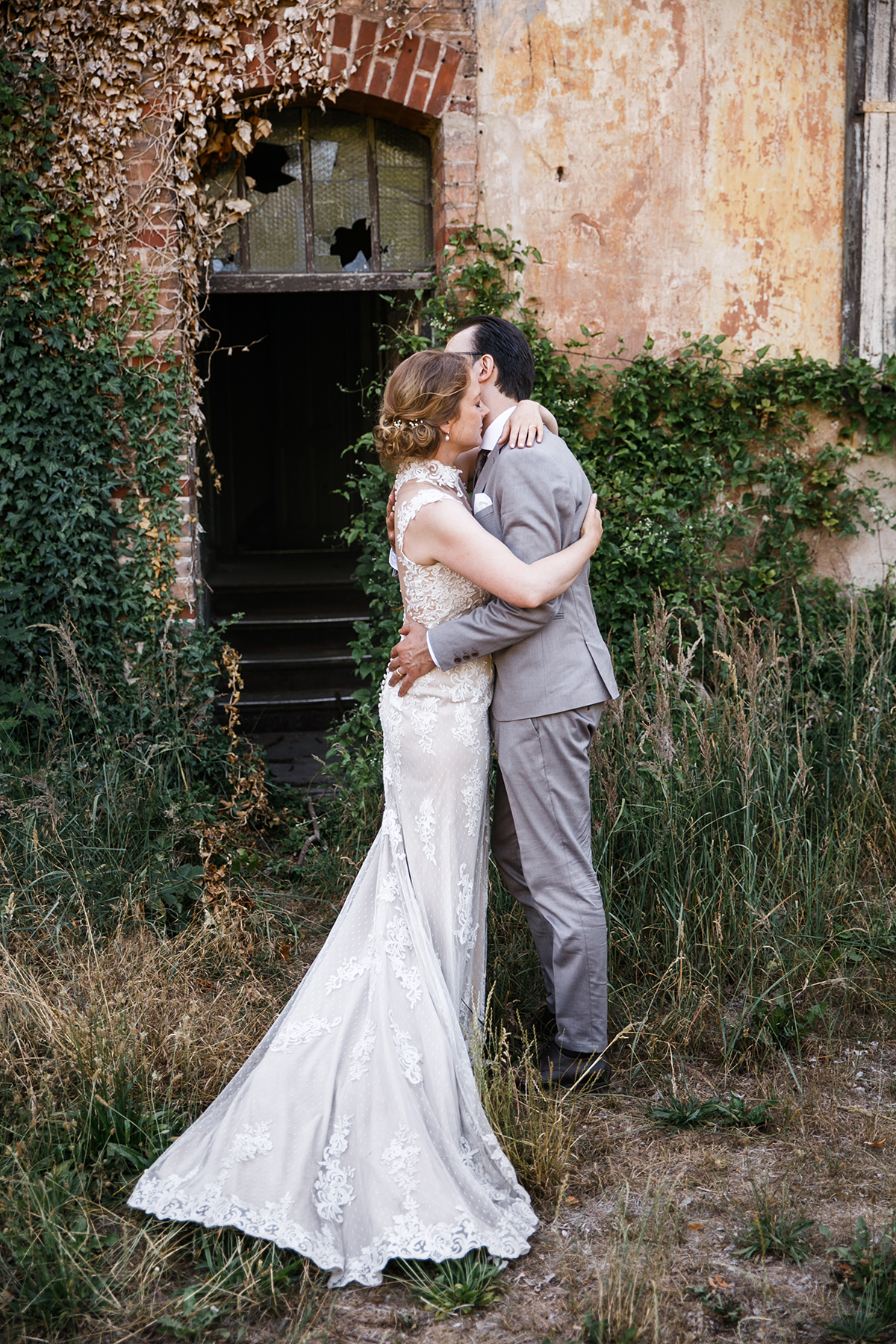 Brautpaarfoto vor Scheune- Schloss Marquardt Hochzeitsfotograf Potsdam © www.hochzeitslicht.de