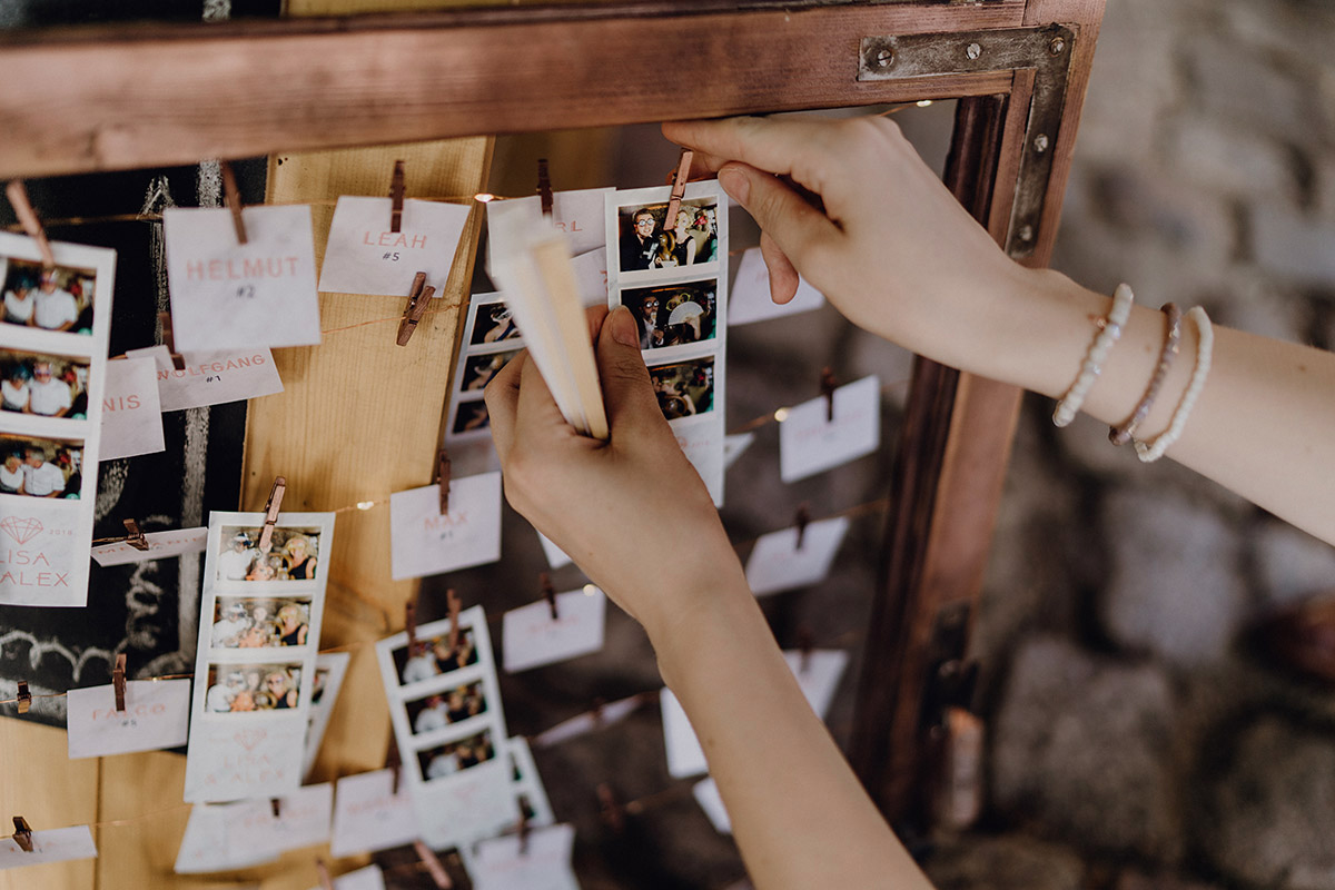 Gästebuch mit Photobooth-Fotos bei eleganter Boho Hochzeit - Villa Blumenfisch Berlin Hochzeitsfotograf © www.hochzeitslicht.de