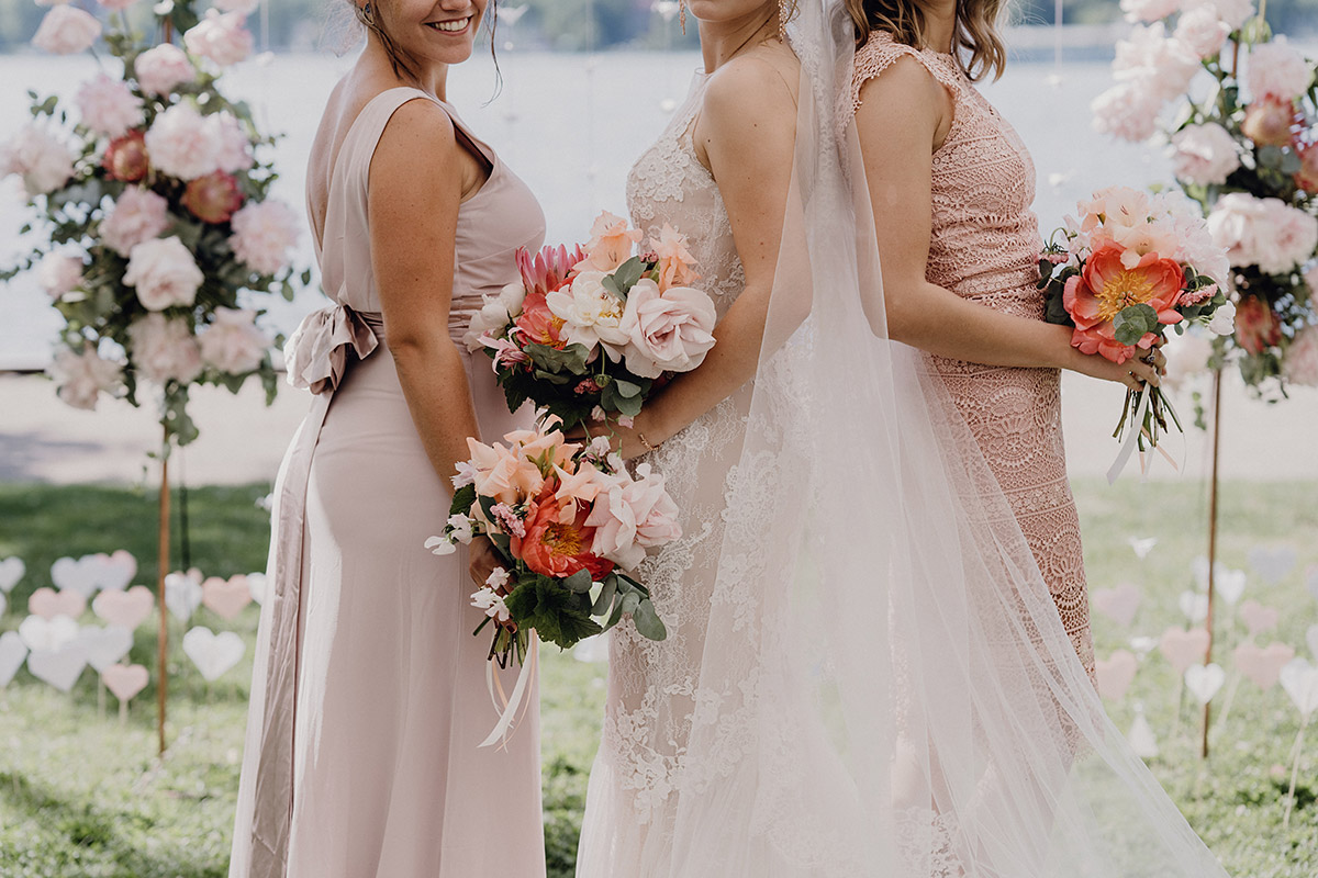 Braut mit Brautjungfern am See mit Blumen von Marsano Berlin - Villa Blumenfisch Berlin Hochzeitsfotograf © www.hochzeitslicht.de